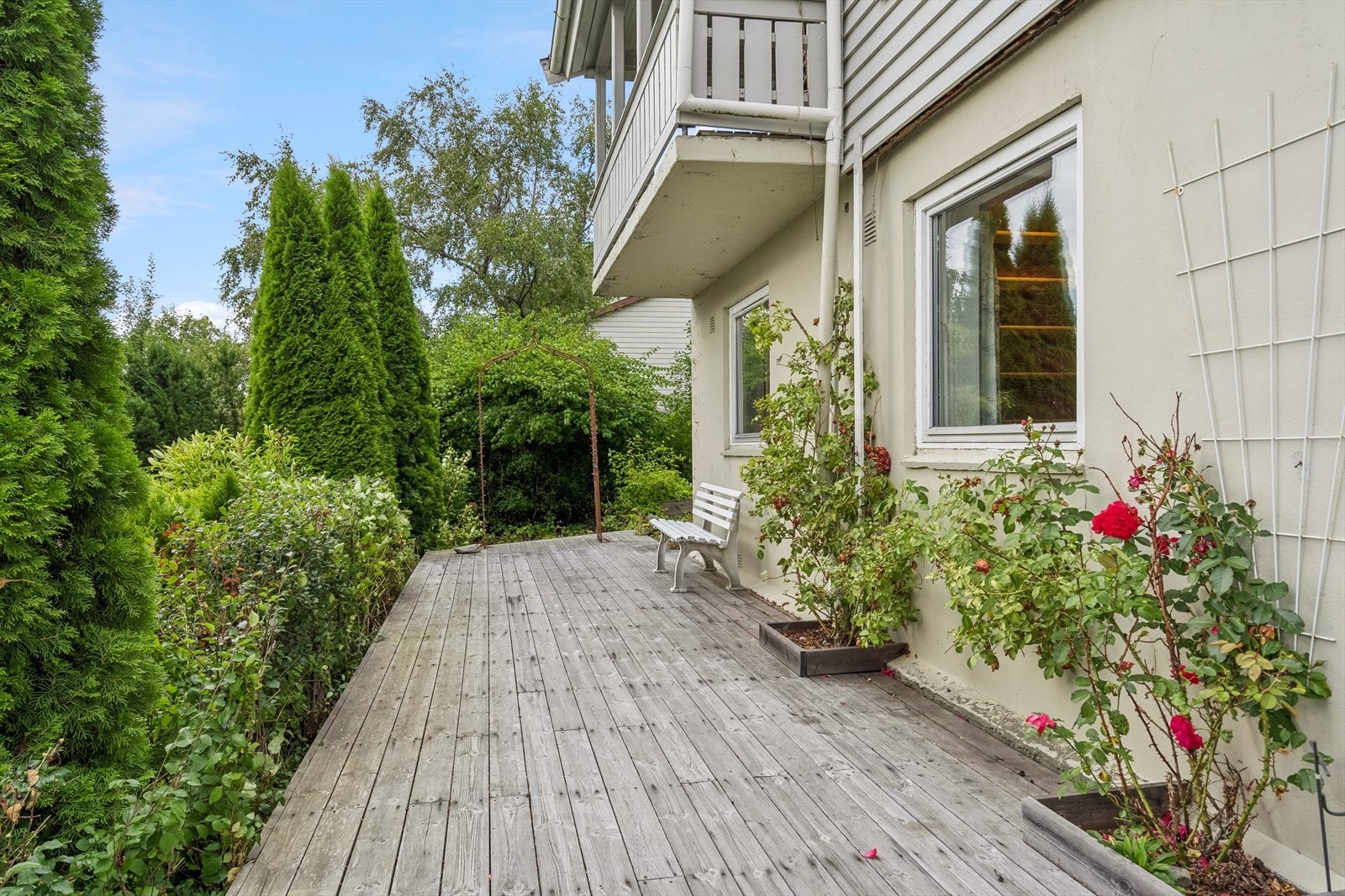 Plattingen rundt boligen er fra 2017 og lagt med vedlikeholdsfri Kebony. Galleribilde