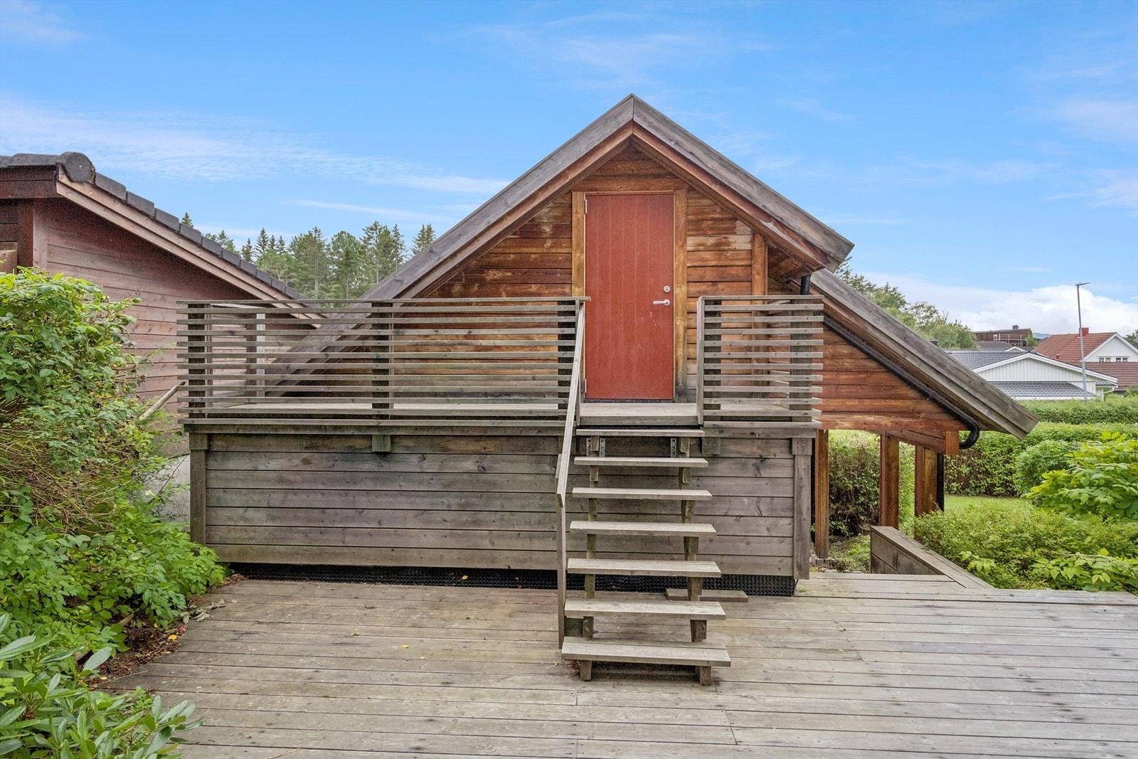 Hems over garasje. Garasjen er fra 2017 og er bygd i vedlikeholdsfrie materialer fra Kebony. Galleribilde