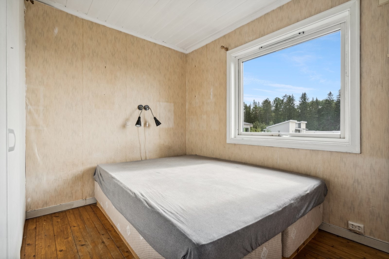 Romslig soverom med god plass til dobbeltseng og garderobeløsning. Galleribilde