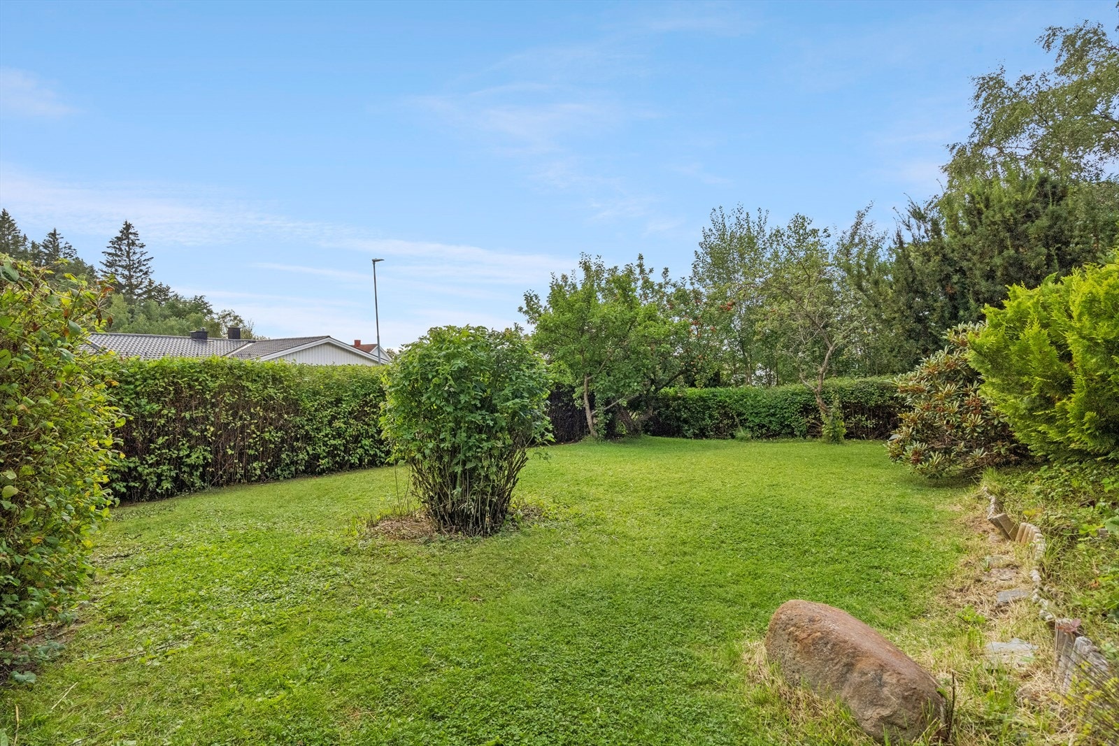 Boligen har en flott opparbeidet hage. Plommetrær, epletre og ripsbusker. Galleribilde