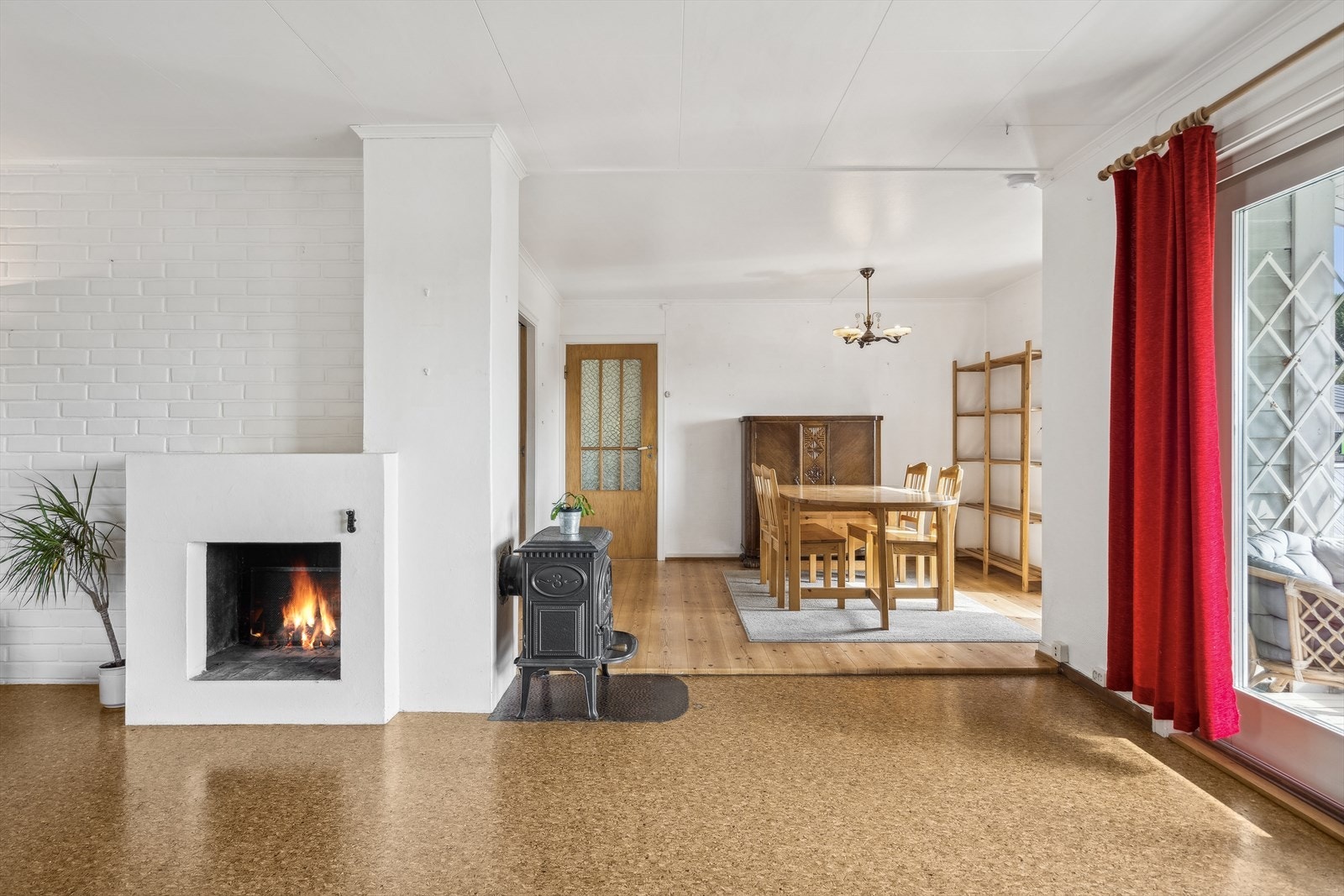 Stuen inneholder også en peis for de kaldere dagene. Galleribilde