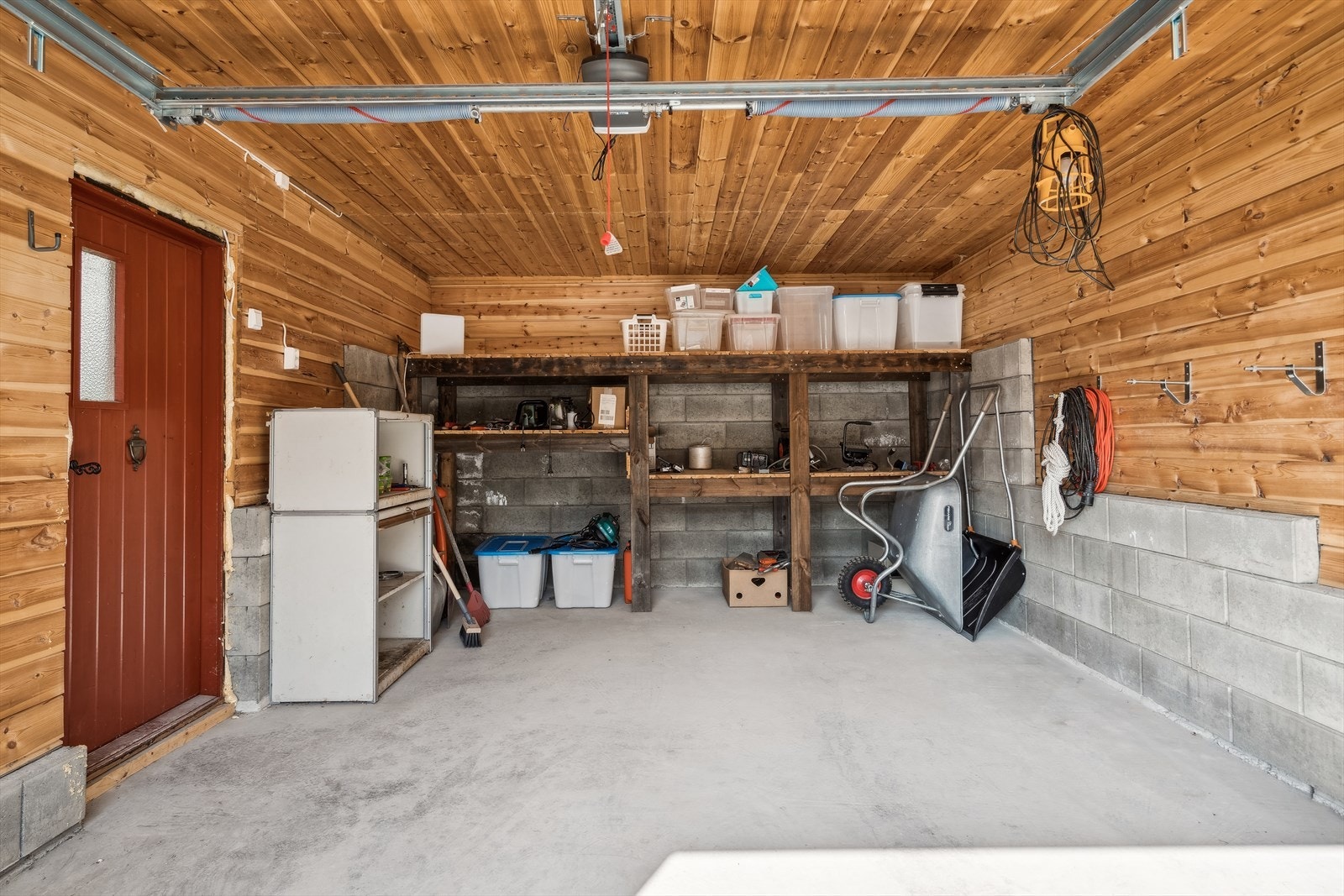 Innvendig i garasjen. Automatport. Galleribilde