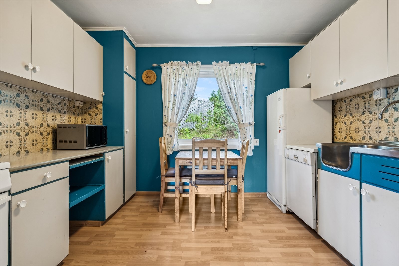 Kjøkkenet har mye benkeplass og gode lagringsmuligheter. Galleribilde