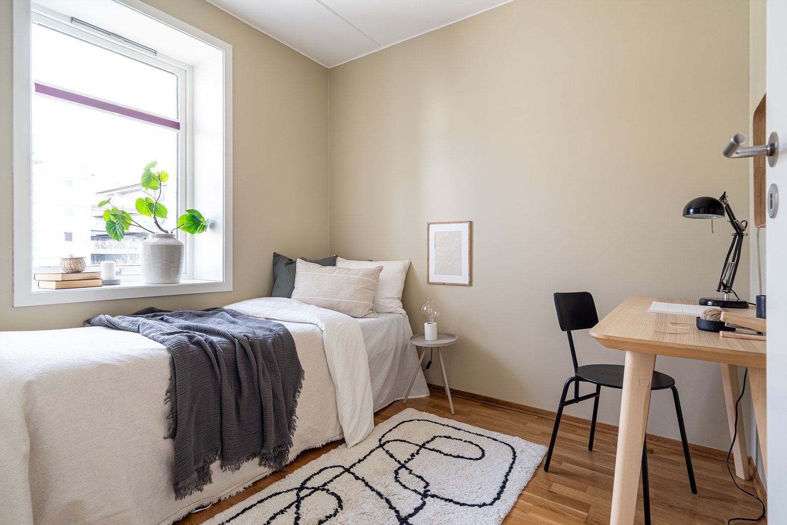 Det andre soverommet har inngang fra kjøkkenet og passer ypperlig til bruk som barnerom, gjesterom eller kontor. Galleribilde