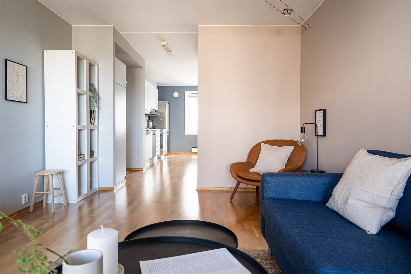 Leiligheten er gjennomgående, og oppleves som lys og luftig. Galleribilde