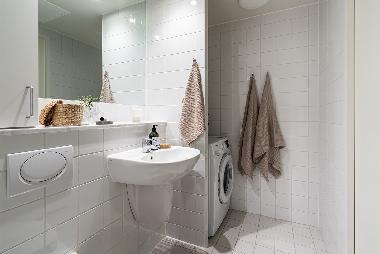 Videre innehar baderommet behagelig gulvvarme, mekanisk avtrekksventilasjon og opplegg til vaskemaskin. Galleribilde