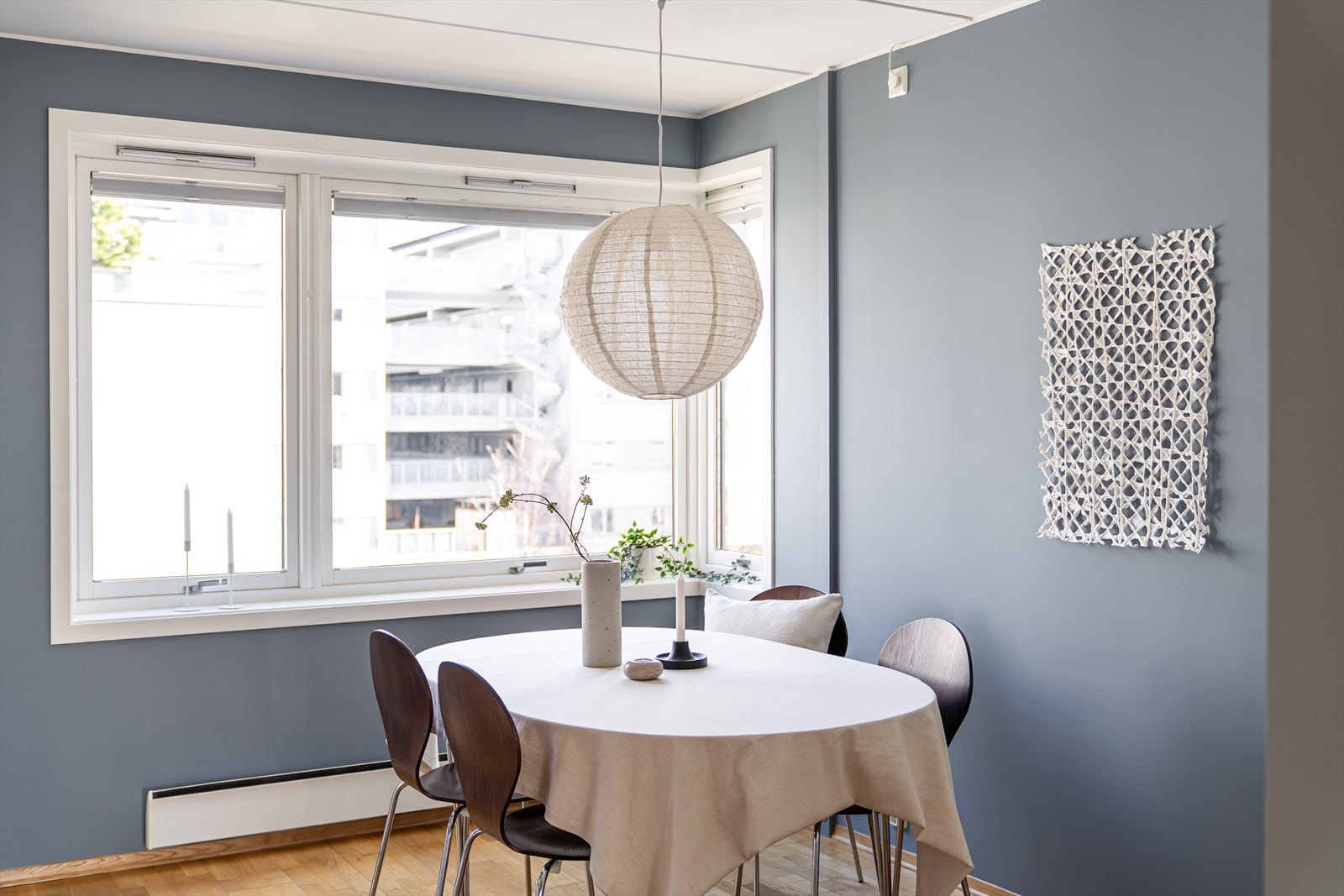 Den romslige spiseplassen er perfekt til å invitere gjester. Galleribilde