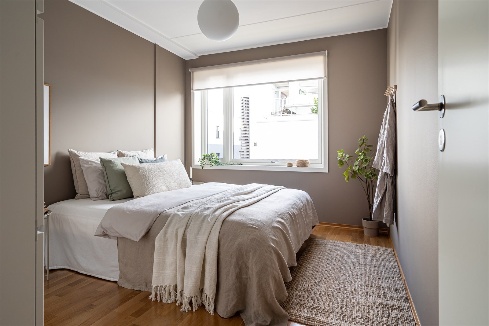 Leiligheten har to gode soverom, som vender mot bakhagen. Galleribilde