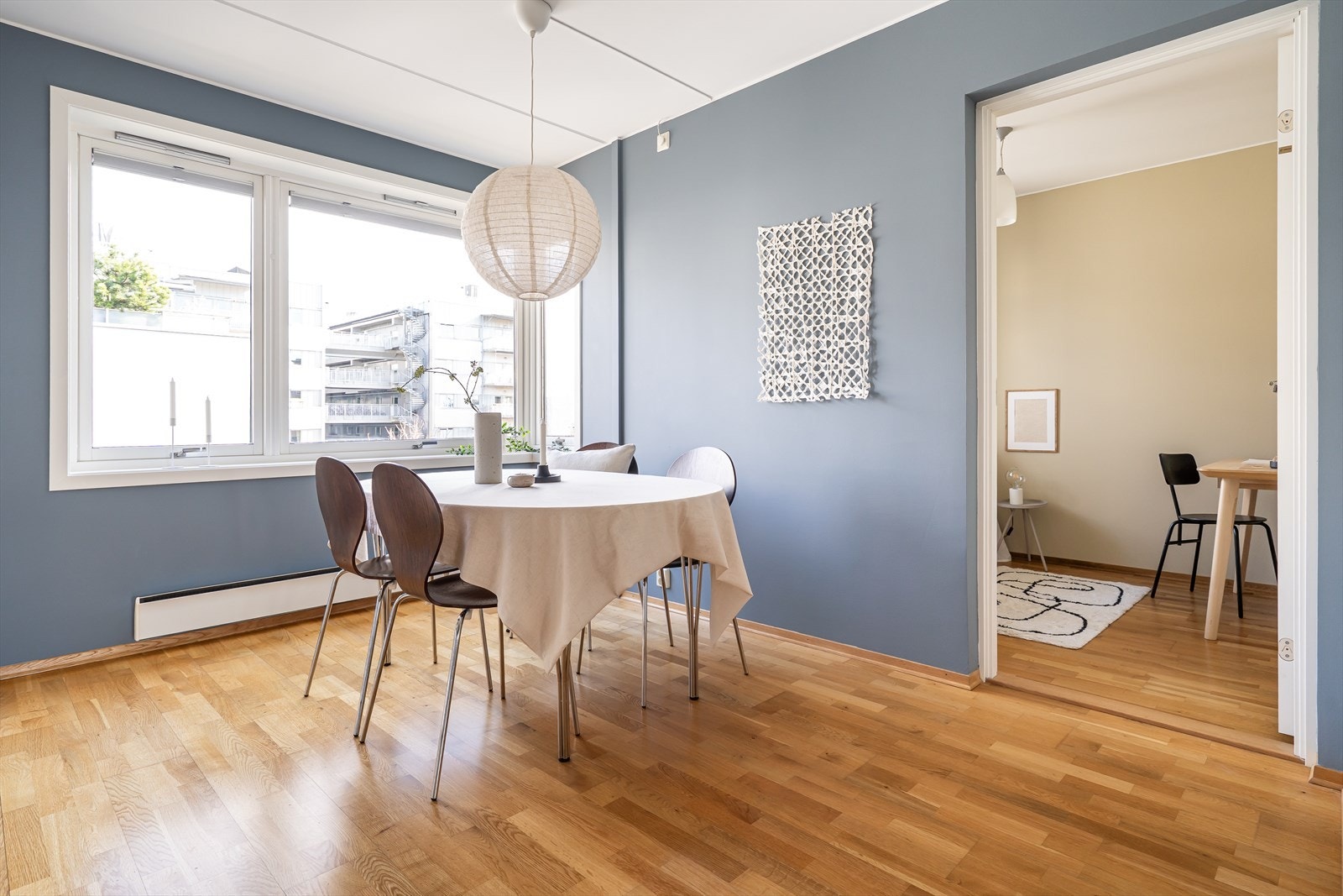 Lyst og innbydende kjøkken med god spiseplass - perfekt for sosiale sammenkomster. Galleribilde