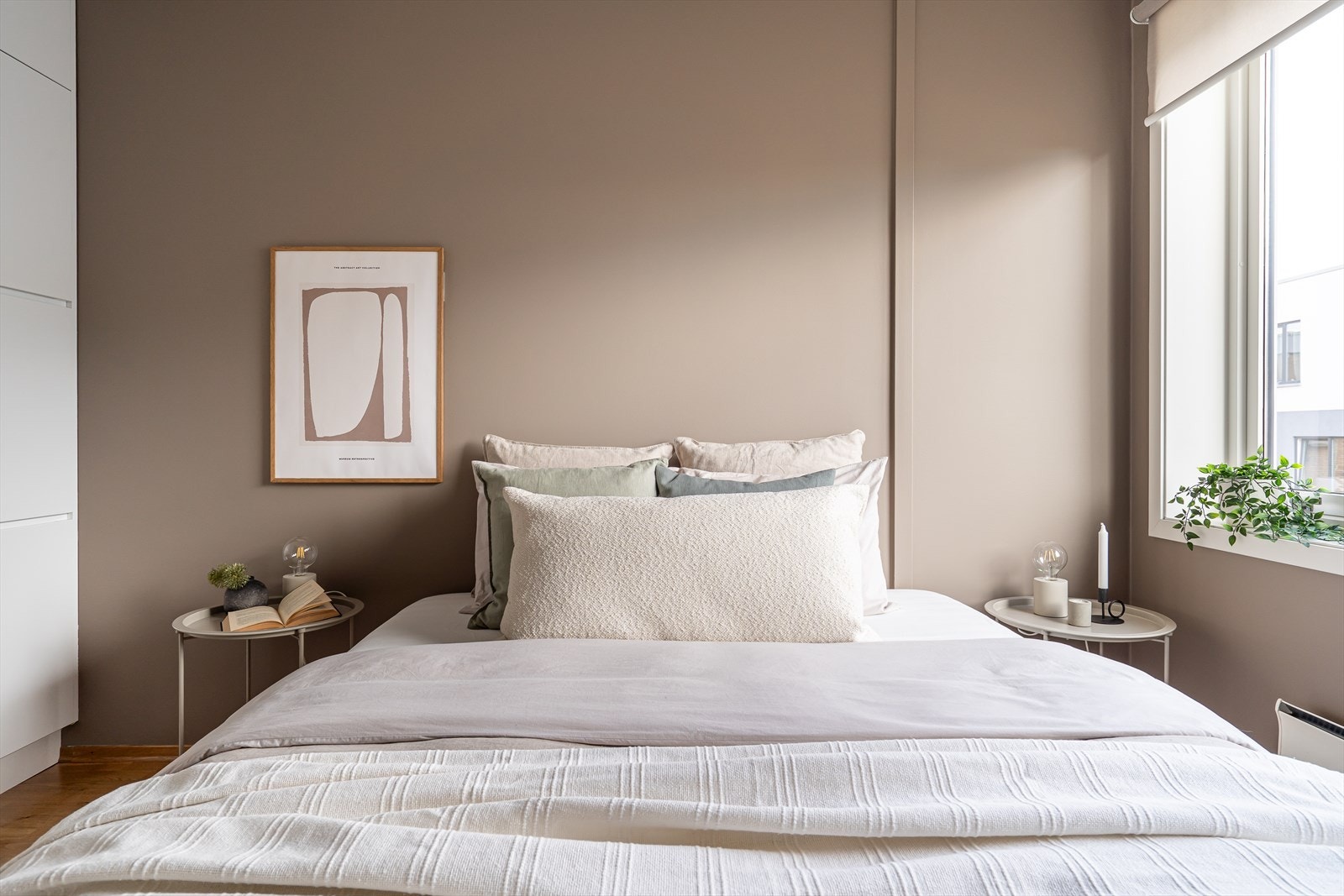 Soverommet med inngang fra mellomgangen er et naturlig hovedsoverom, med god plass til dobbeltseng med tilhørende nattbord. Galleribilde