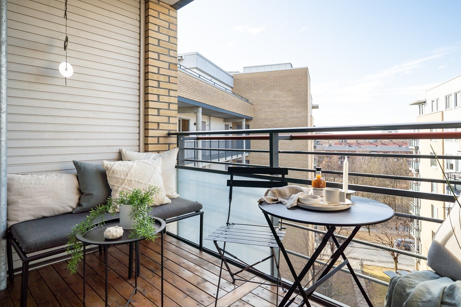 Fra stuen er det utgang til en nordvestvendt balkong på ca. 4,6 m². Galleribilde