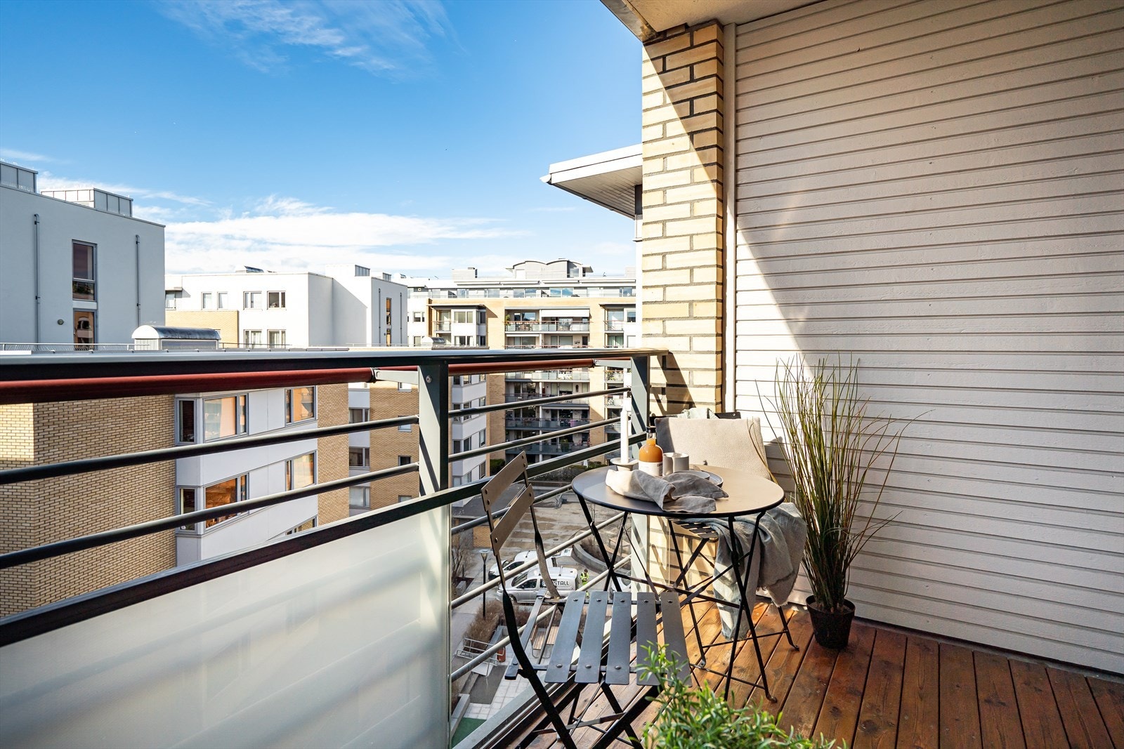 Fra balkongen har du hyggelig utsyn mot sameiets fellesarealer og omkringliggende bebyggelse. Galleribilde