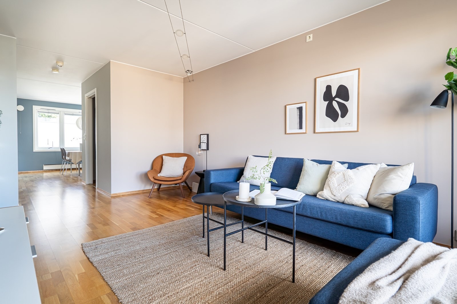 Her har du god plass til sofa, salongbord, lenestol, samt mediemøblement. Galleribilde