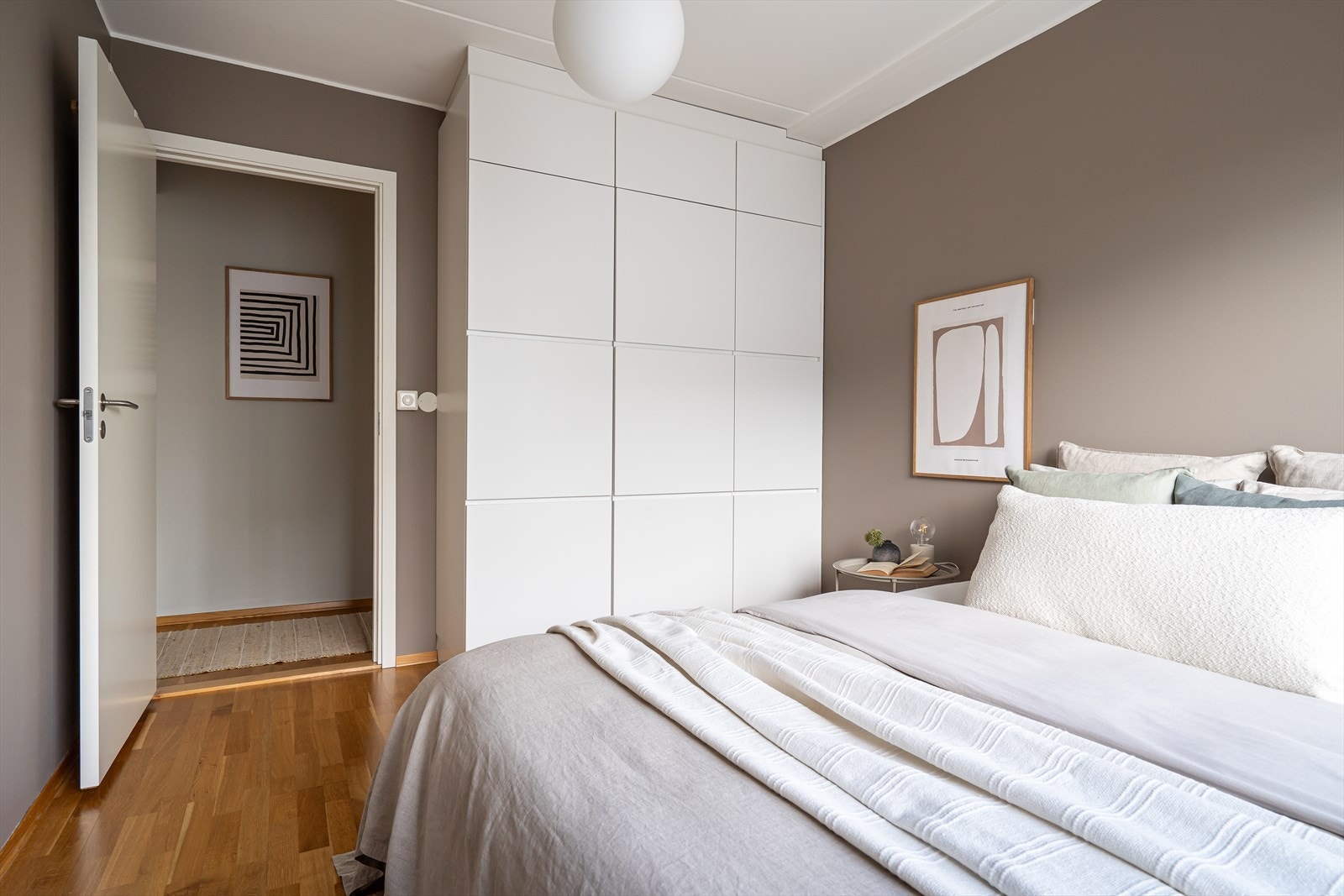 Det er montert et stort garderobeskap, godt med oppbevaringsplass til klær. Galleribilde