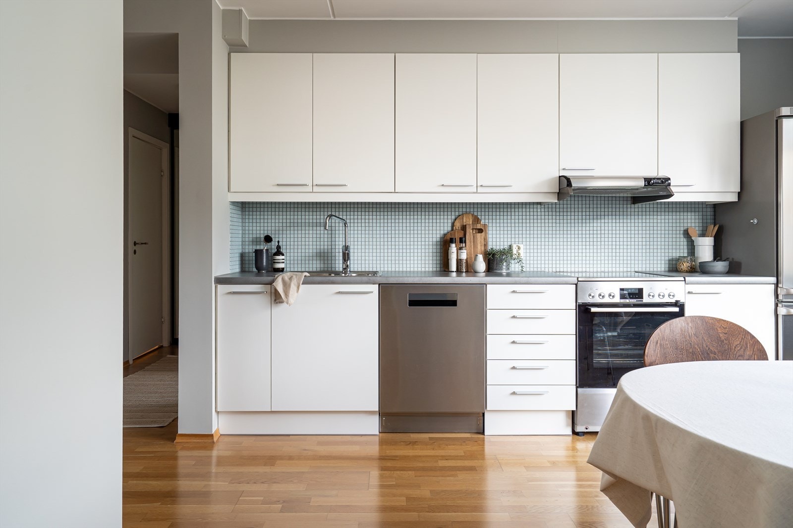 Kjøkkenet har opplegg til komfyr, kjøleskap og oppvaskmaskin. Galleribilde