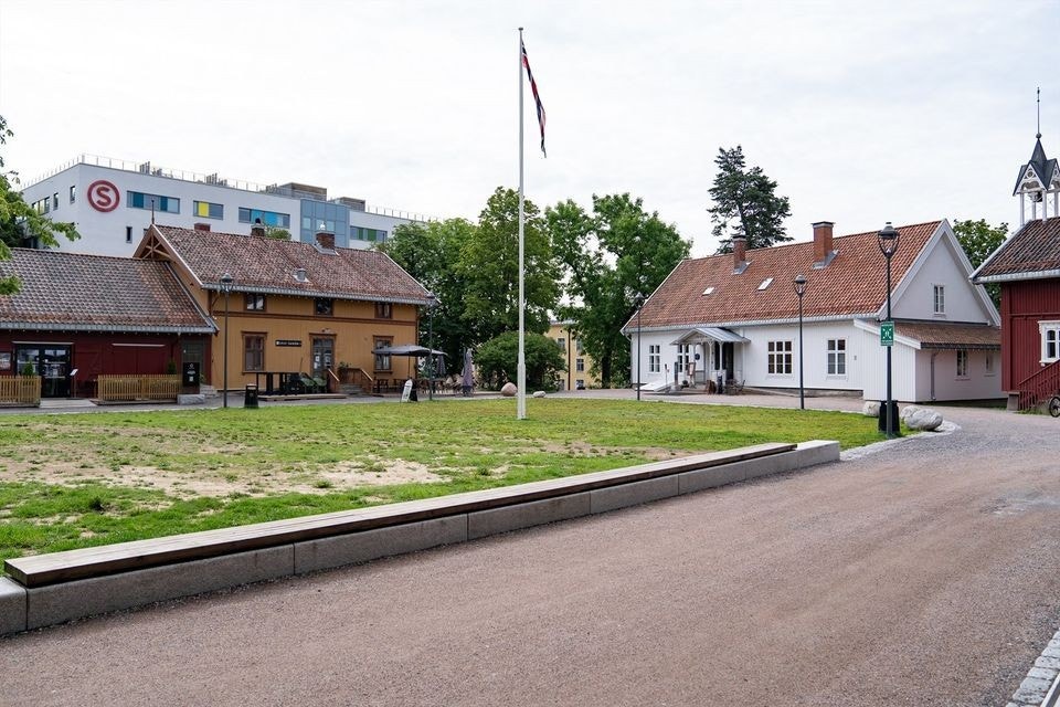 Lillo gård med spiseplasser og butikker. Galleribilde