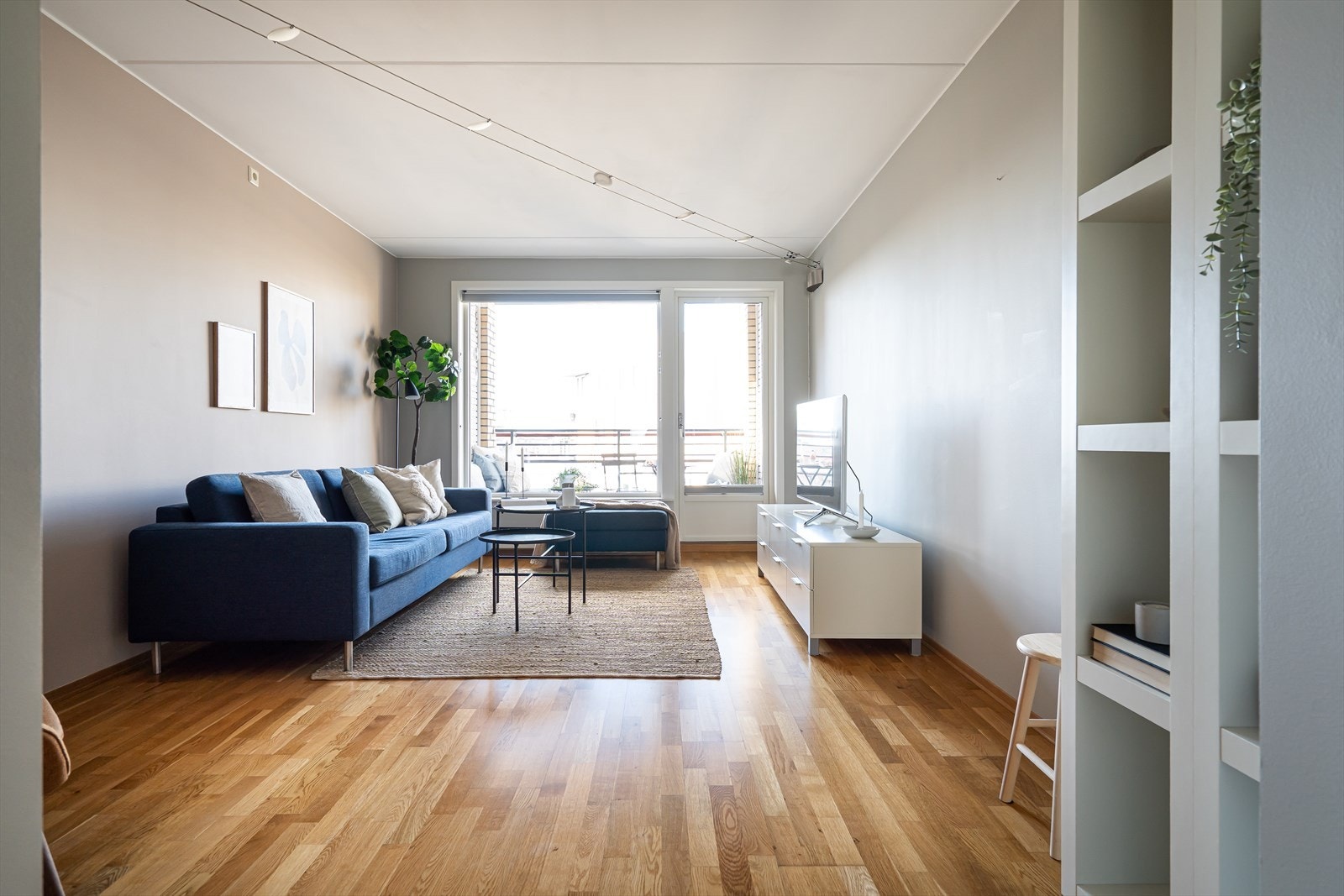 Lyst og hyggelig oppholdsrom med en naturlig innredningsløsning. Galleribilde