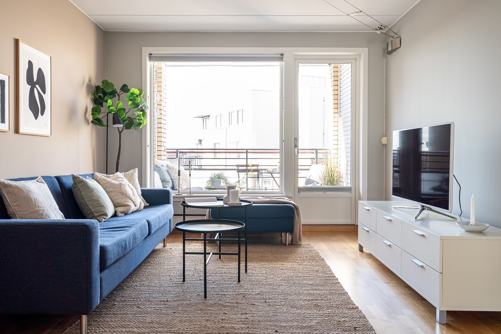 Store vindusflater slipper inn rikelig med naturlig lys. Galleribilde