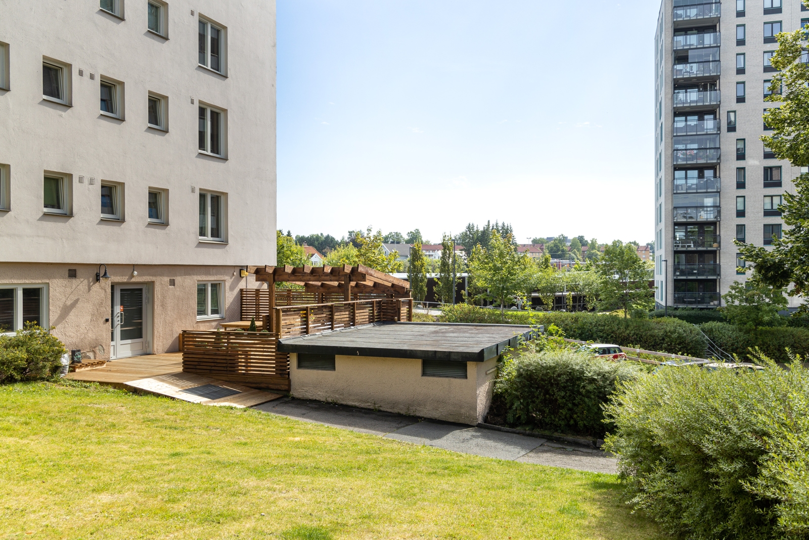 På baksiden her er garasjen. Her er sykkelparkering. I tillegg er det sykkelstativ ved hovedinngangen. Galleribilde