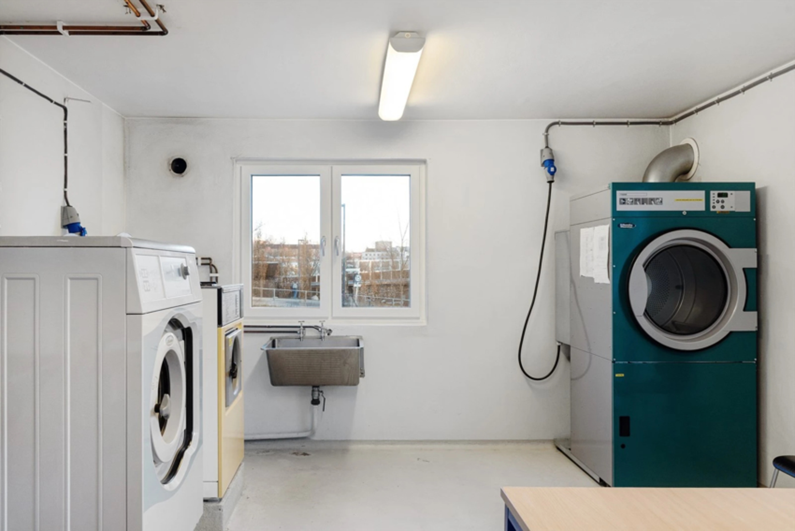 Du har vaskemaskin på badet ditt, men det en real bonus å ha tilgang til to kostnadsfrie vaskerom. Galleribilde