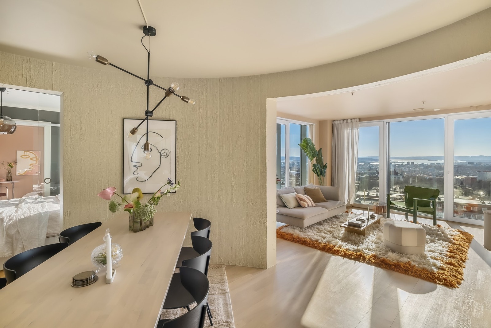 Leiligheten har en delvis åpen stue- og kjøkkenløsning, noe som sørger for sosiale oppholdsrom. Galleribilde