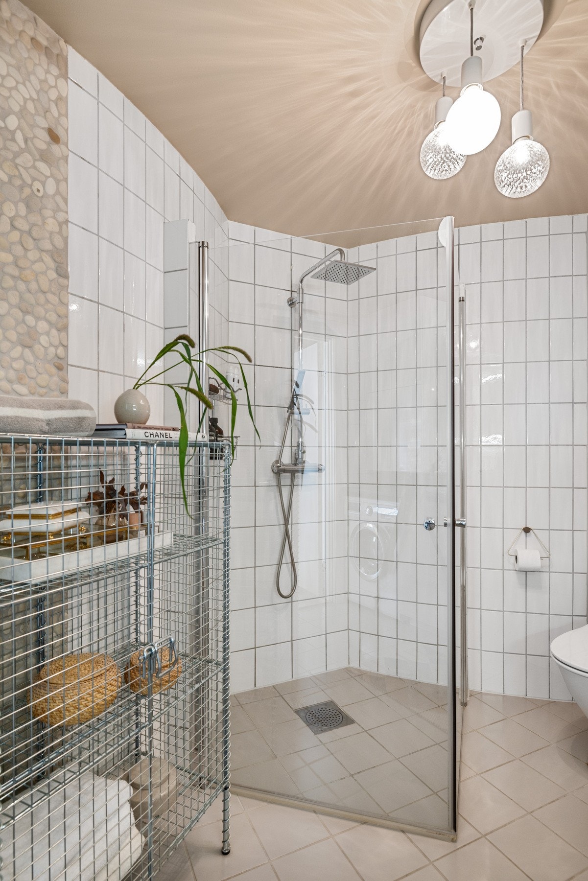 Dusjnisje med regnfallsdusj og innfellbare glassdører. Galleribilde