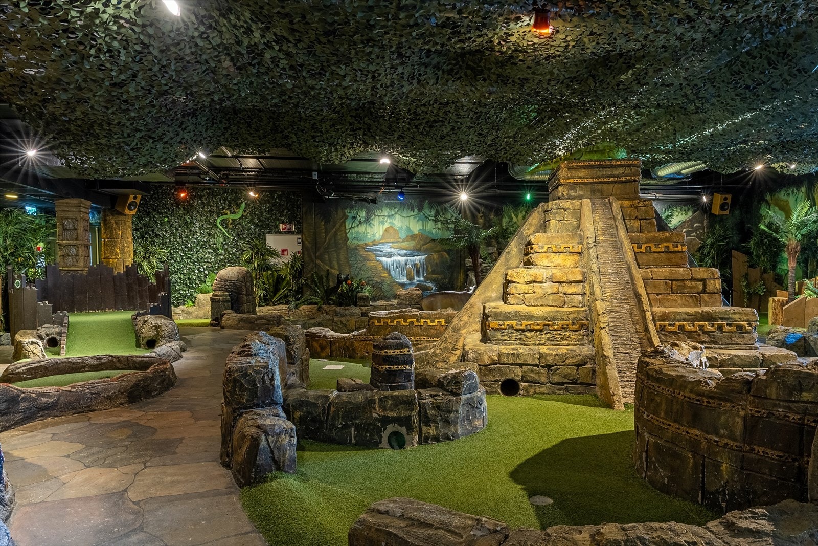 Sommeren 2017 åpnet landets første innendørs adventuregolf-bane med 12 hull. Galleribilde