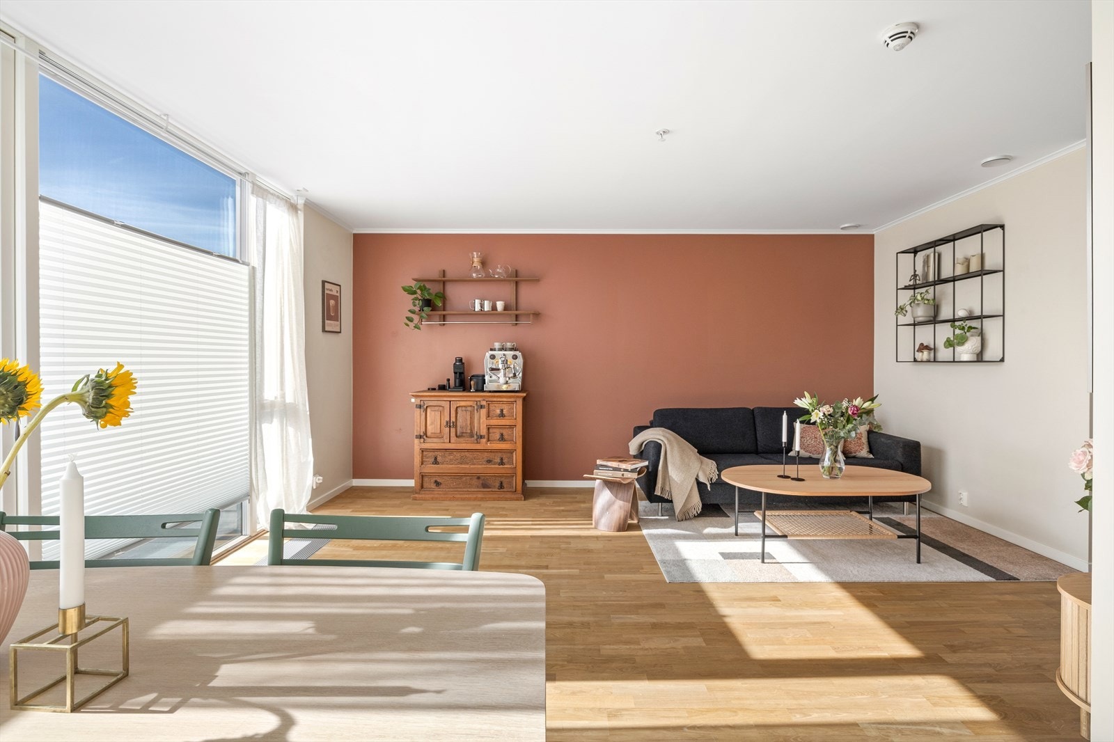 Leiligheten har store vindusflater fra gulv til tak som slipper inn rikelig med lys! Galleribilde