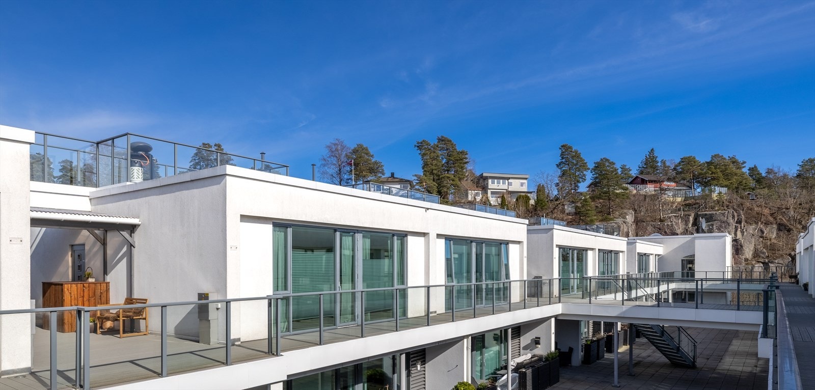 En lys og moderne toppleilighet beliggende attraktivt til i 6. etasje med takterrasse, balkong og heisadkomst fra felles garasjeanlegg. Galleribilde