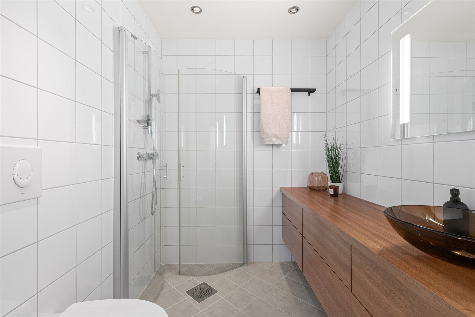 Baderommet er av god størrelse med lyse og delikate fliser. Galleribilde