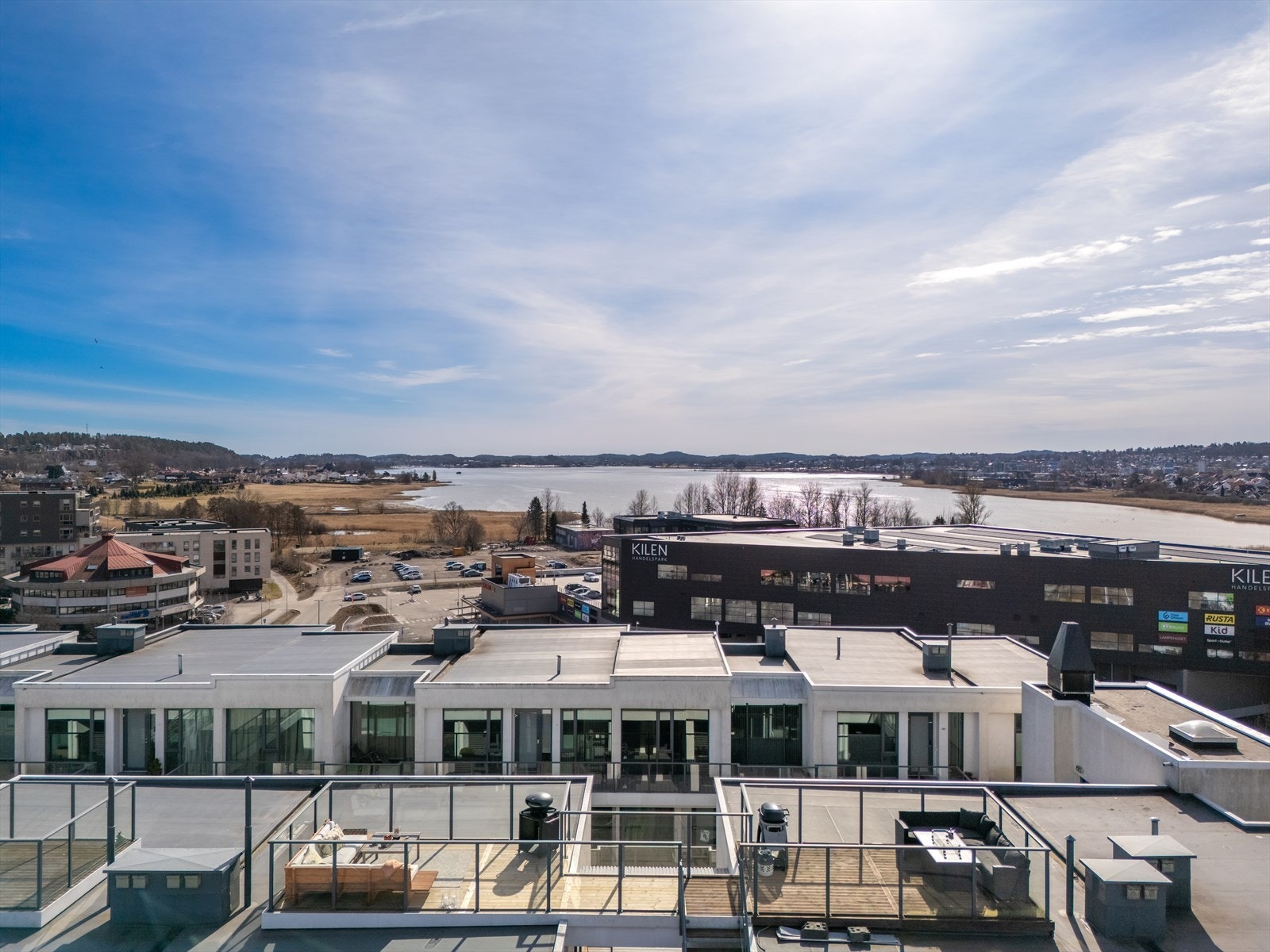 Solrik og lun takterrasse med nydelig utsikt, hvor lange sommerdager kan nytes med familie og venner! Galleribilde