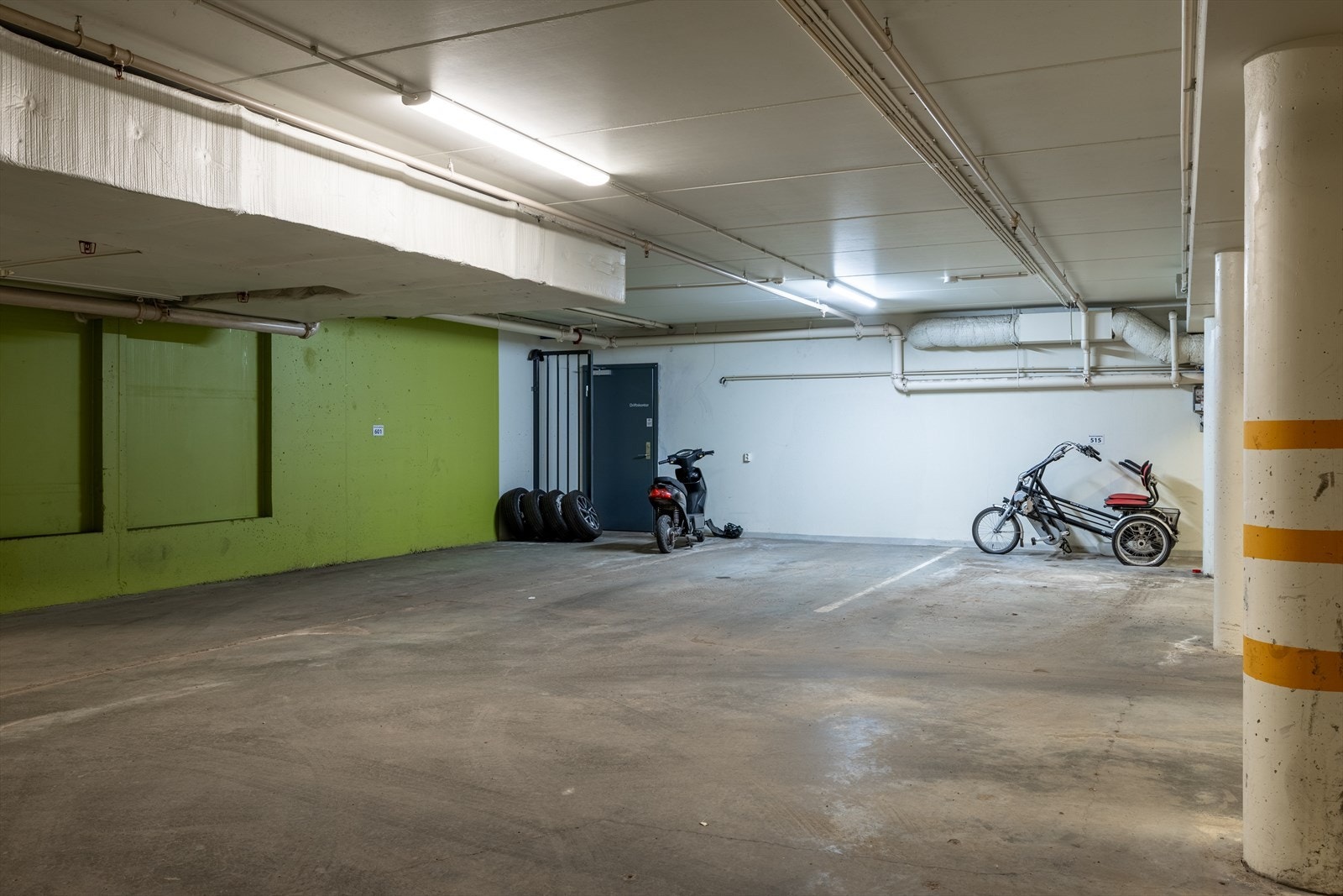 Det er garasjeplass og bod i felles kjeller, samt en utvending parkeringsplass. Galleribilde