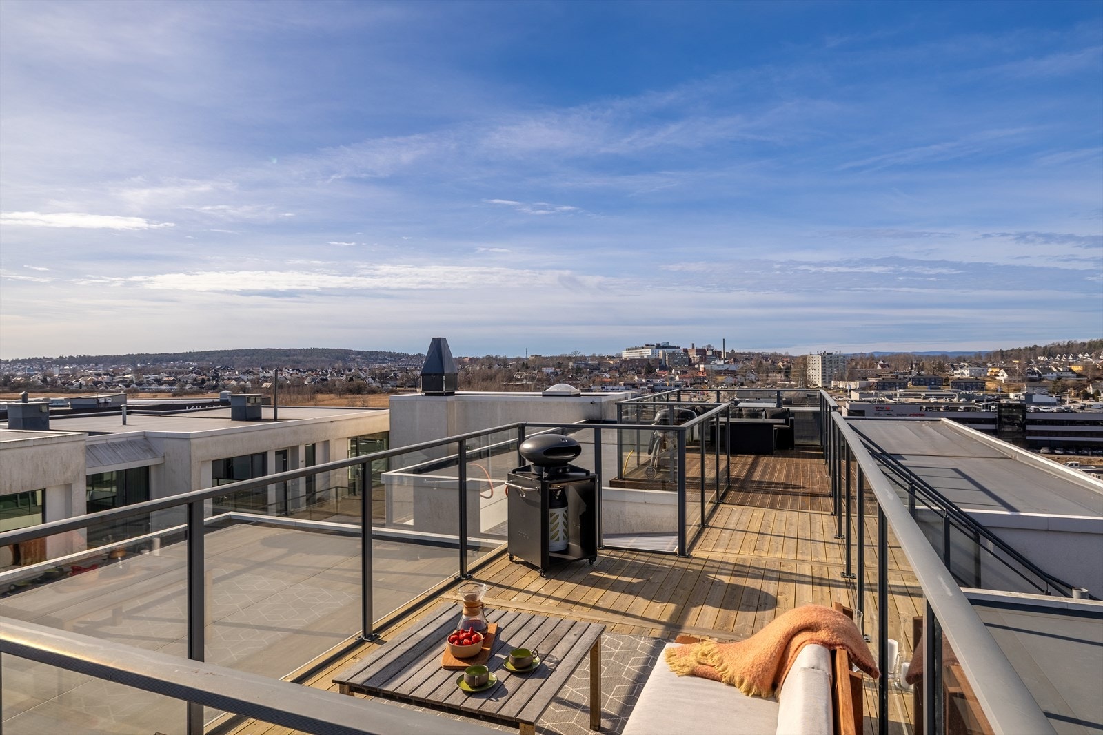 Velkommen til denne sentrumsnære og fine leiligheten beliggende på toppen av Kilden kino med kort avstand til alt på Kilen! Galleribilde