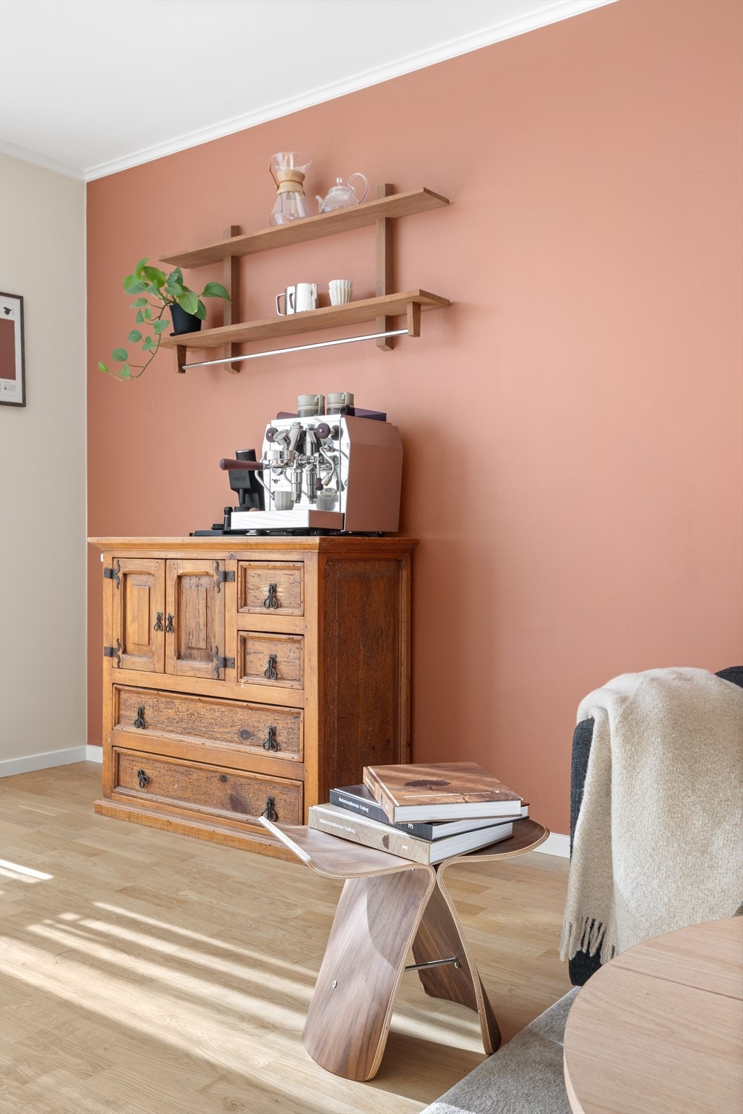 Gulvene er slipt ned og dette gir leiligheten et lyst og flott preg. Galleribilde