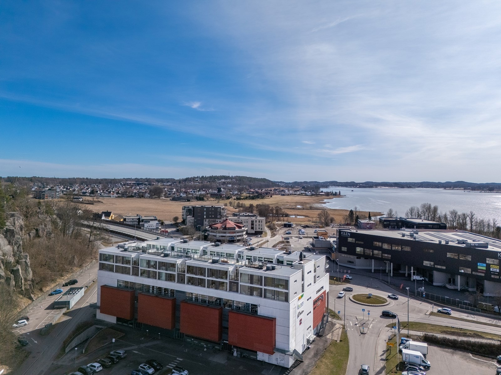 Det er kort avstand til Kilen næringsområde med mange av de store butikkjedene og rett over veien har det nylig åpnet et stort og fint senter med ytterligere butikker og Coop dagligvareforretning. Galleribilde