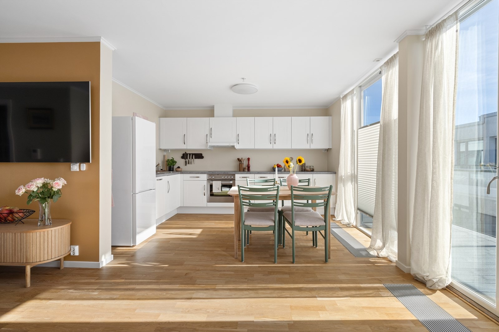 Stue og kjøkken er i åpen løsning, som gir et sosialt og trivelig rom med plass til både sittegruppe og spisebord. Galleribilde