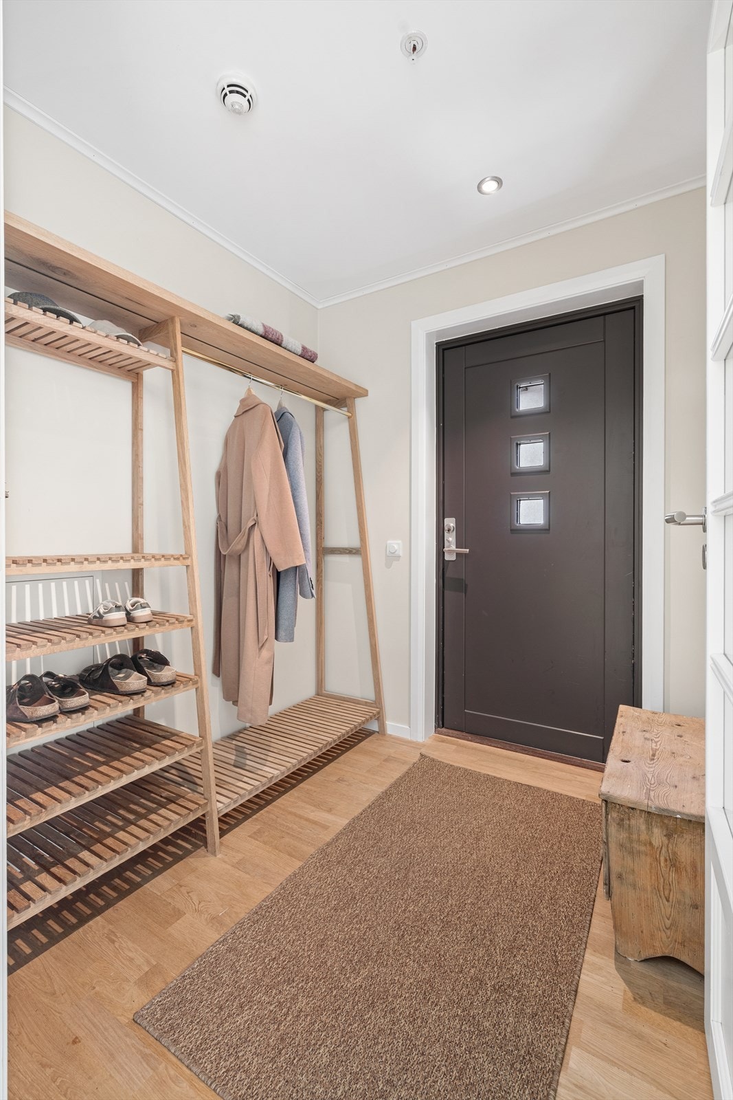 Fra felles atrium kommer du inn i en entré med plassbygget og unik garderobe som gir god plass til oppbevaring av sko og ytterklær. Galleribilde