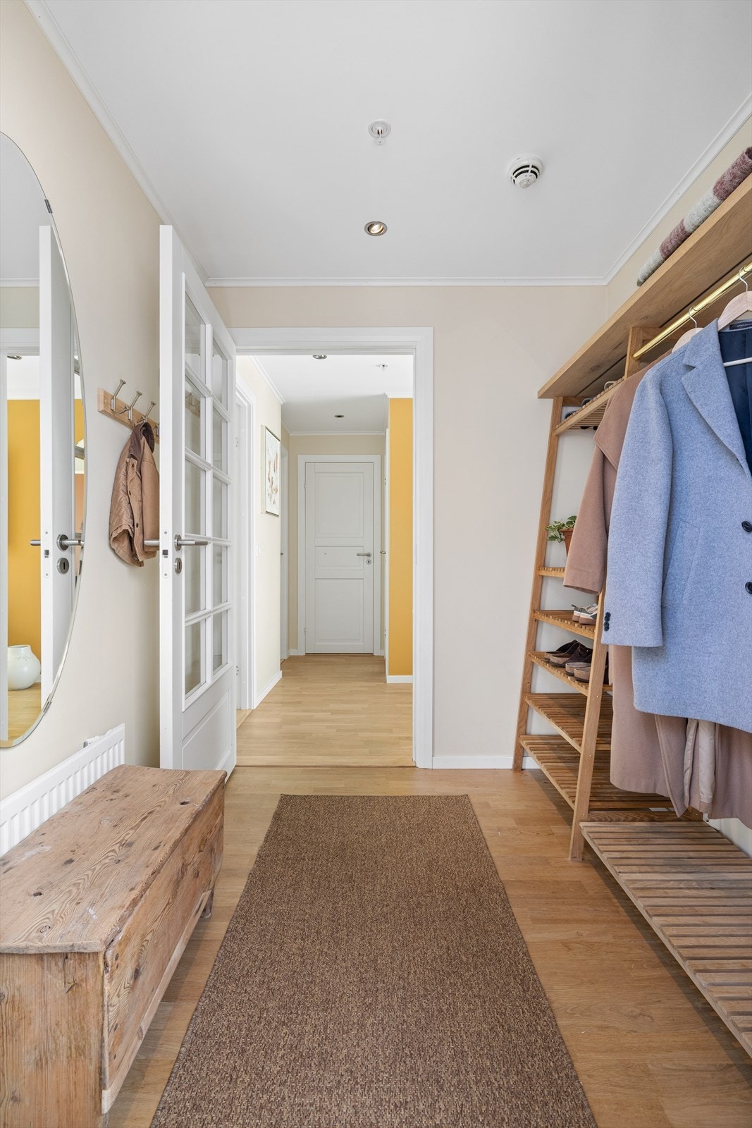 Fra felles atrium kommer du inn i en entré med plassbygget og unik garderobe som gir god plass til oppbevaring av sko og ytterklær. Galleribilde