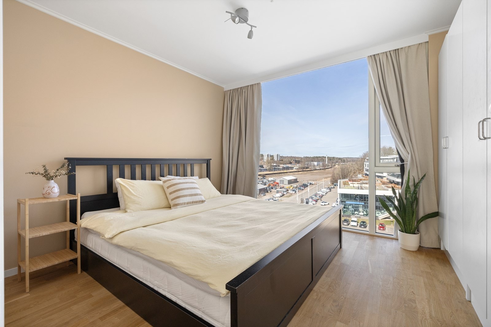 Leiligheten har to fine soverom med rikelig av naturlig dagslys fra generøs vindusflate fra gulv til tak. Galleribilde