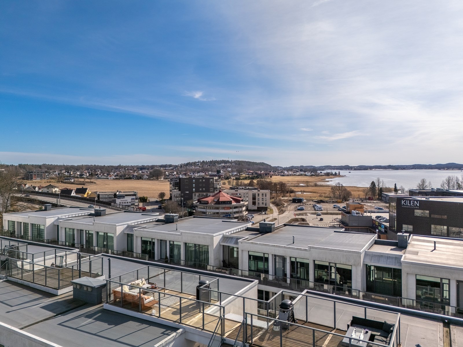 Her kan man ta heisen ned for å gå på kino, spille minigolf eller bowling med venner og familie. Man har også mulighet til spise et godt måltid på Groovy Diner eller Subway. Galleribilde