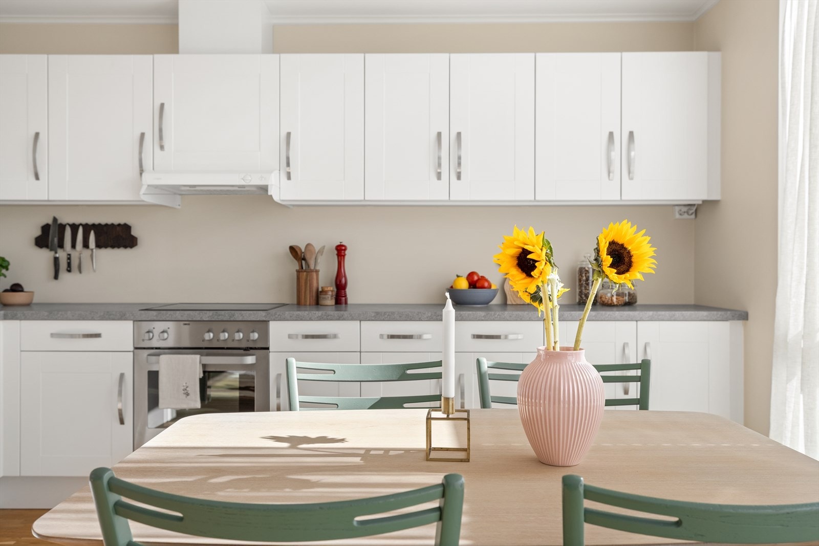 Spisestuen kan også praktisk plasseres i tilknytning til kjøkkensonen. Galleribilde