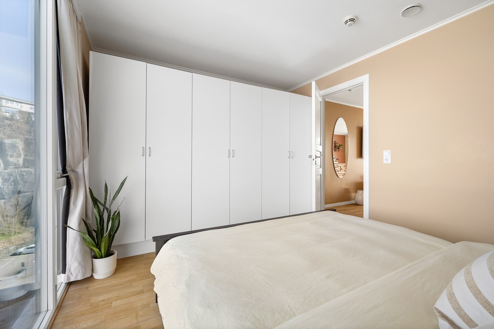 Rommet benyttet som hovedsoverom har god plass til dobbeltseng med tilhørende møblement og garderobeskap. Galleribilde