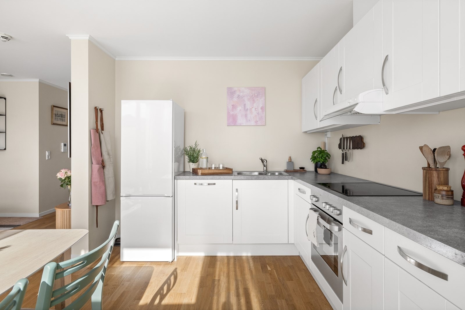 Det er integrert stekeovn, platetopp og oppvaskmaskin. Galleribilde