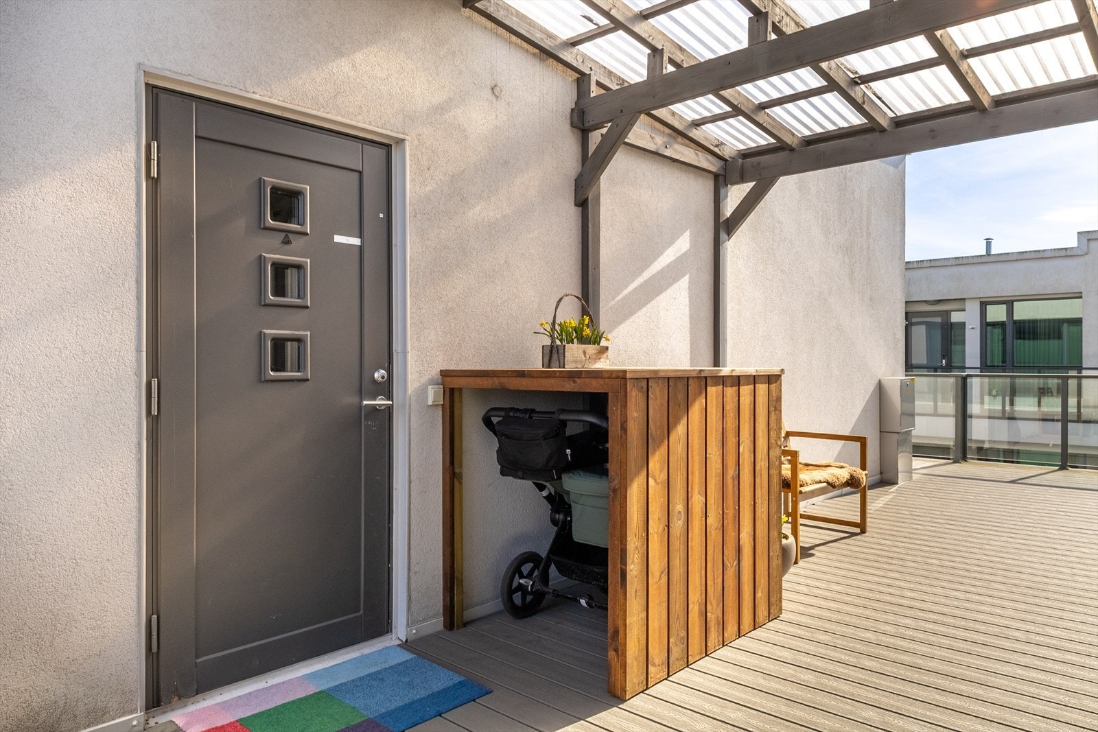 Leiligheten er beliggenhet i 6. etasje, med enkel heisadkomst fra garasjeanlegget. Her bor du lettstelt til i et velholdt og koselig borettslag. Galleribilde