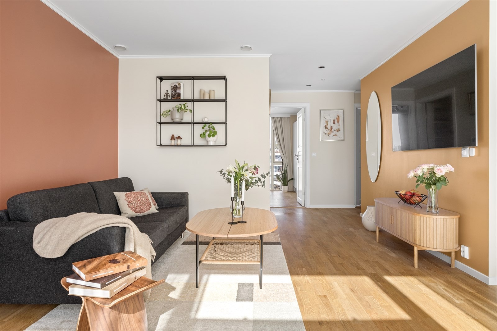 Stuesonen har fint plass til sofaløsning med tilhørende TV-møblement. Galleribilde