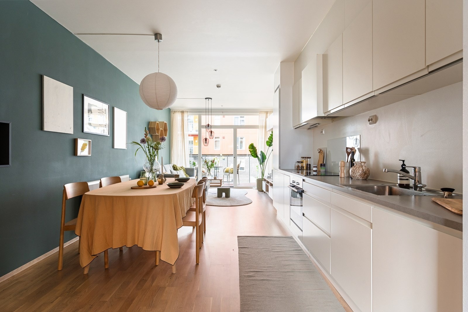 Leilighetens stue og kjøkken utgjør et stort, sosialt allrom med balansert ventilasjon som sikrer et godt inneklima. Galleribilde