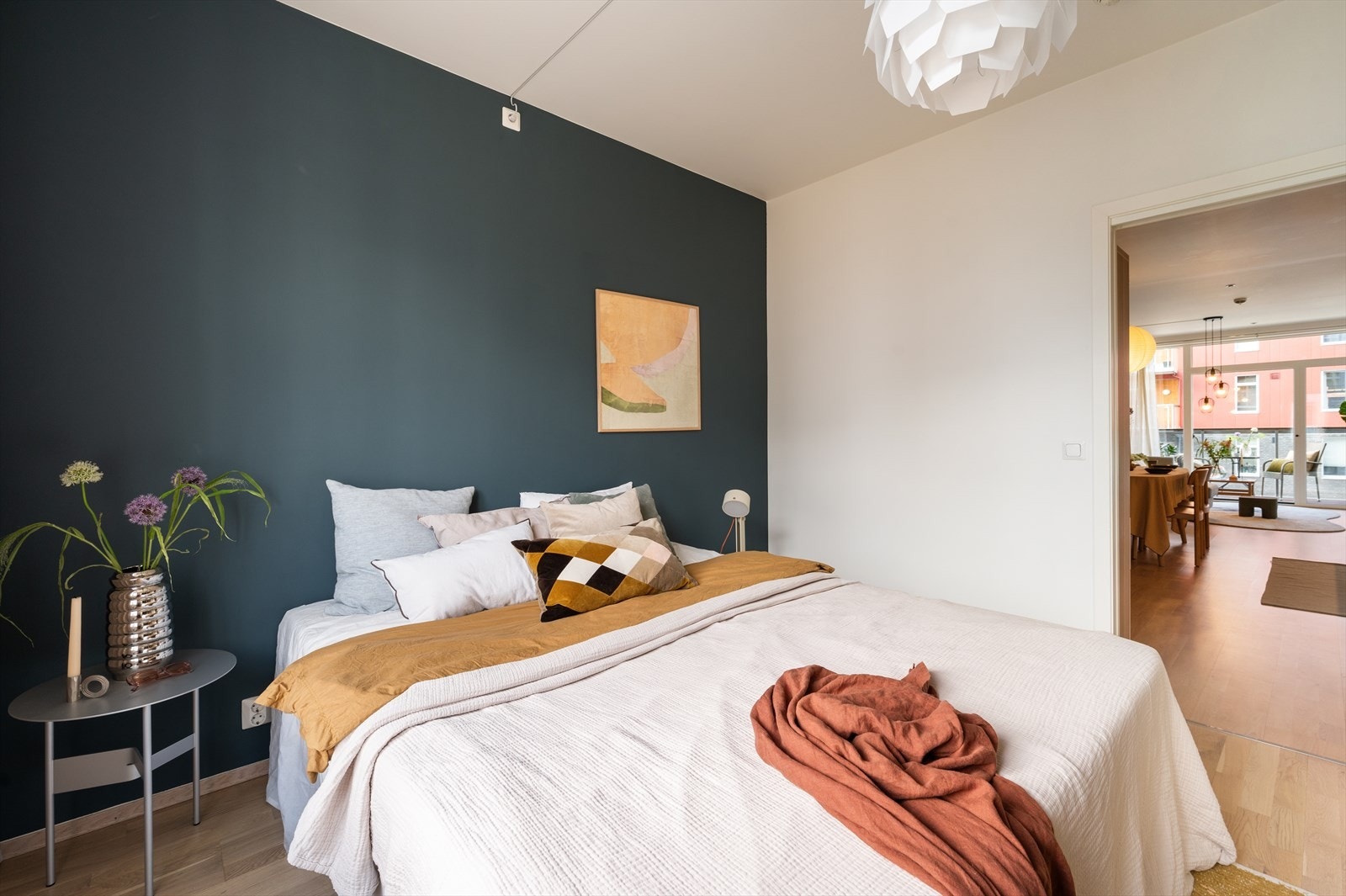 Kontrastvegg gir rommet et moderne og stilfullt preg, samtidig som den skaper dybde og karakter. Galleribilde