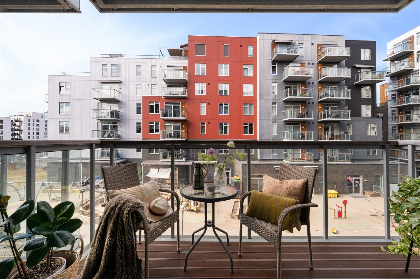 Balkongen er perfekt for avslapning og hygge, med sol fra ettermiddag til kveld. Galleribilde