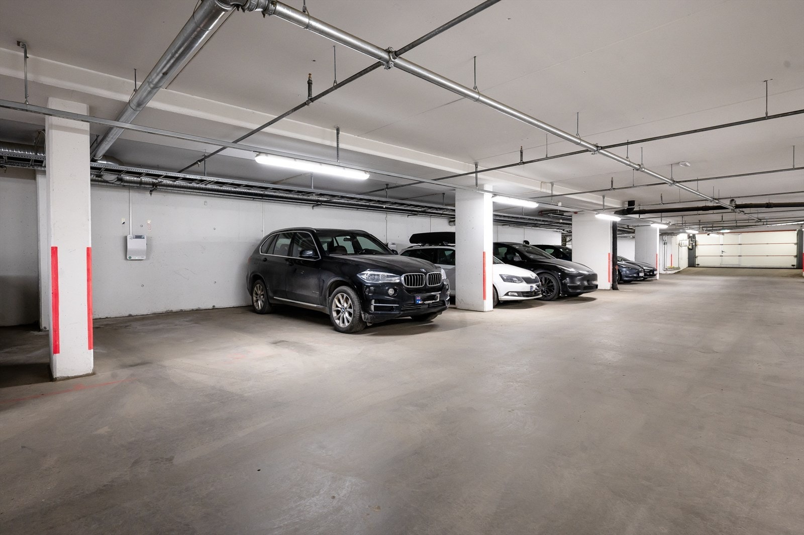 Garasjeplass med ladepunkt for elbil medfølger Galleribilde