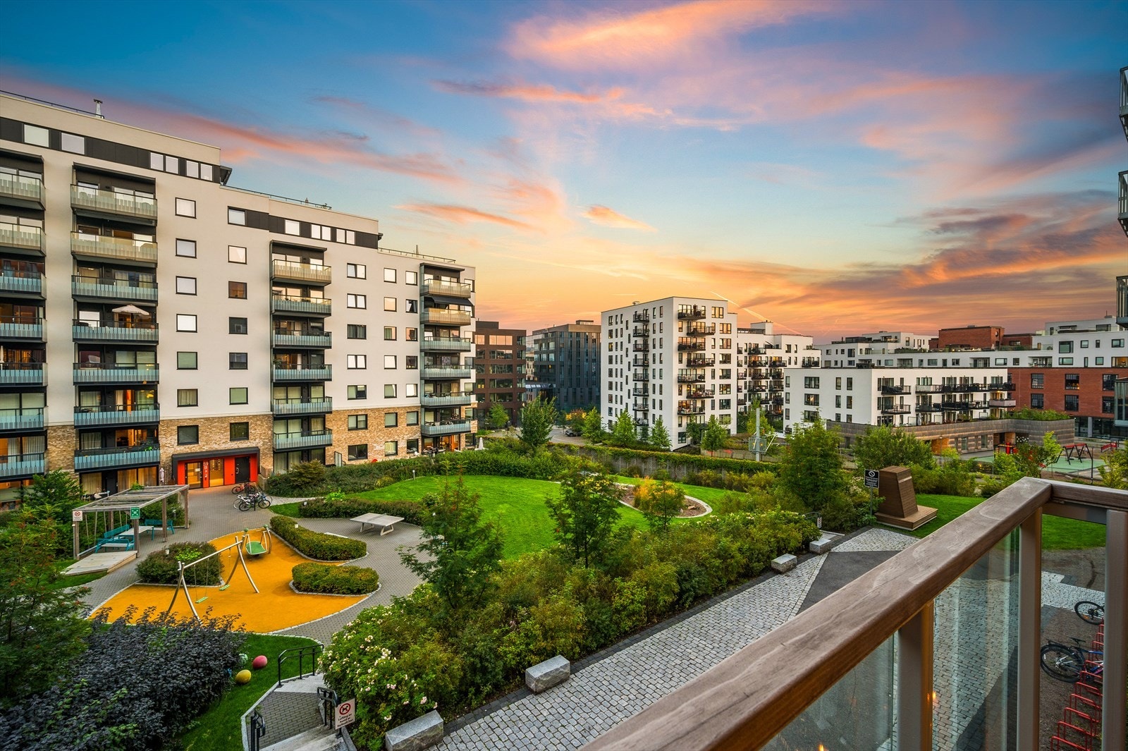 Balkongen har en flott utsikt over et grønt gårdsrom. Galleribilde